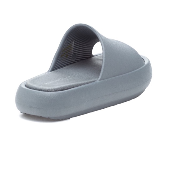 NIB Grey Beach Slides - Picture 3 of 7